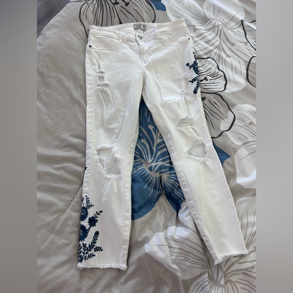 Abercrombie & Fitch Denim - ABERCROMBIE & FITCH • White Jeans w/ Blue Embroider Flowers • sz 29/8